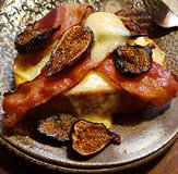 Openfaced_Nueskes_Bacon_Fig_Grilled_Cheese_561x454_Dec2018