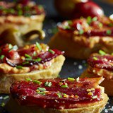 Spicy&#32;Candied&#32;Bacon&#32;and&#32;Chevr&#65533;&#32;Toast